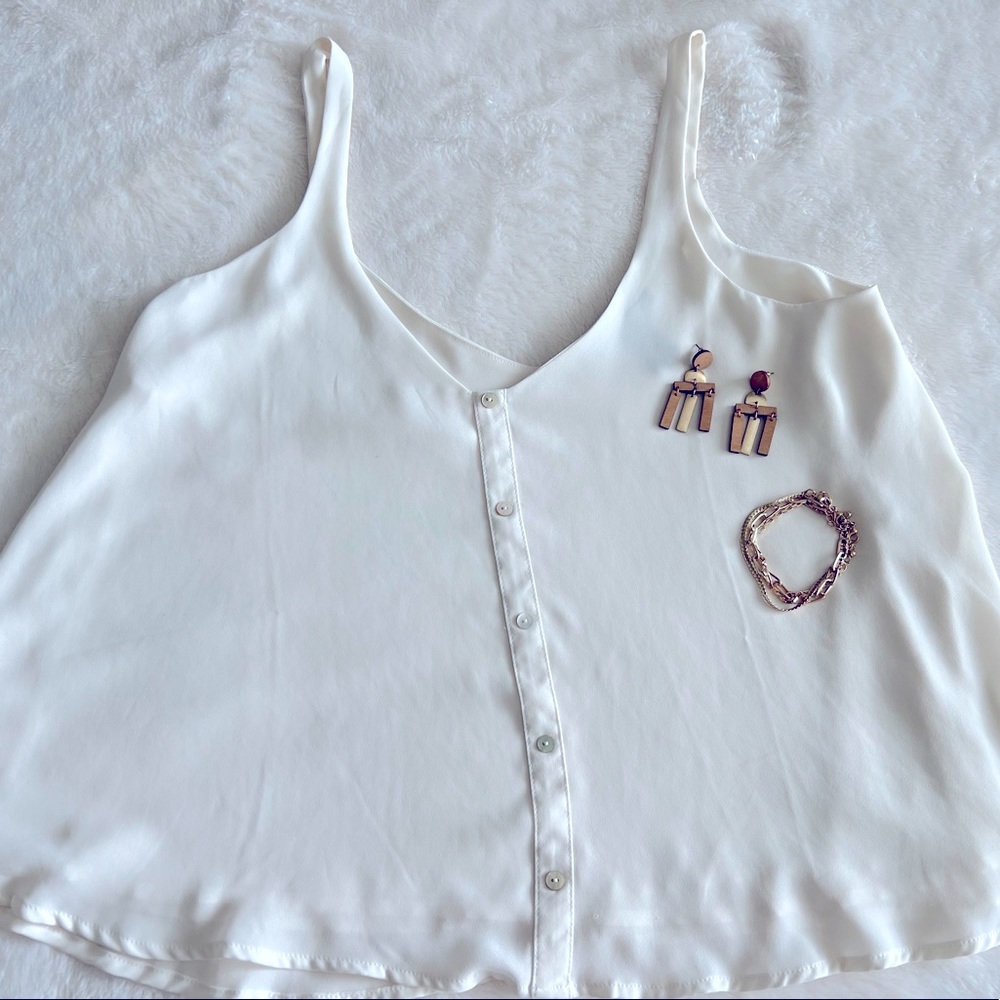 ✨ Forever 21 off white flowy spaghetti strap crop top. NEW NEVER WORN.